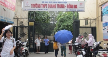 Thi tuyển vào lớp 10: Phụ huynh đội mưa đưa con đi thi
