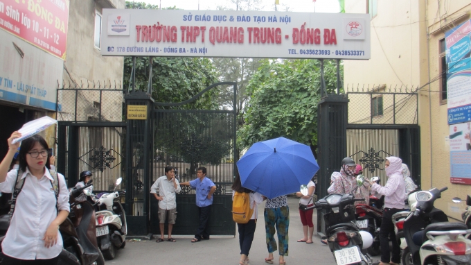 Tại điểm thi trường THPT Quang Trung (Đống Đa - H&agrave; Nội) phụ huynh đưa con đến từ rất sớm để chuẩn bị cho b&agrave;i thi m&ocirc;n To&aacute;n. (Ảnh: Thu Hường)