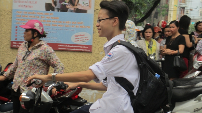 Nụ cười tr&ecirc;n m&ocirc;i th&iacute; sinh nam, c&oacute; thể thấy em đ&atilde; sẵn s&agrave;ng cho m&ocirc;n thi thứ 2 của m&igrave;nh.