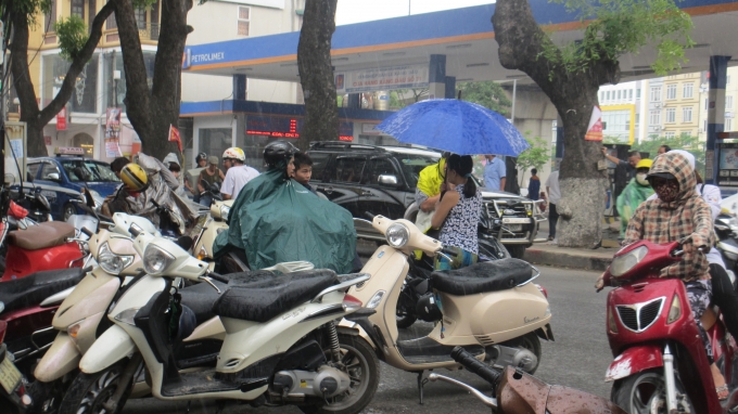 Thi tuyển v&agrave;o lớp 10: Phụ huynh đội mưa đưa con đi thi