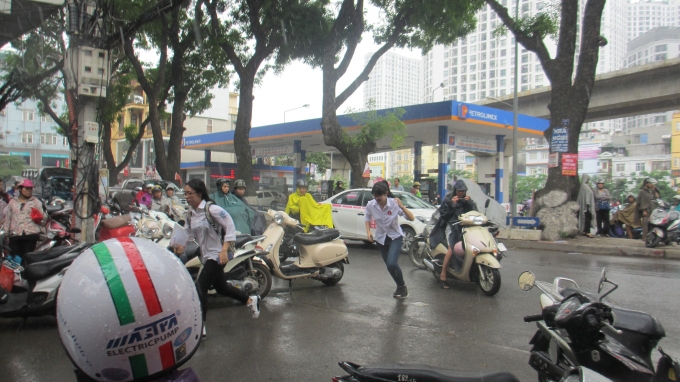 Do trời mưa n&ecirc;n c&oacute; một số bạn vội v&agrave;ng chạy để kịp giờ v&agrave;o ph&ograve;ng thi.