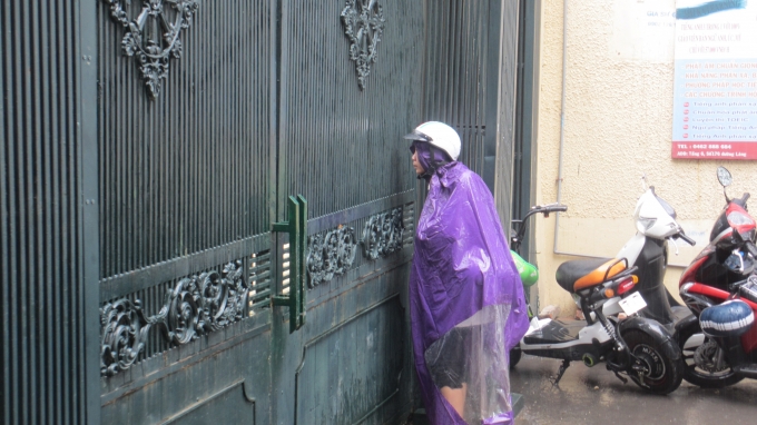 D&ugrave; con đ&atilde; v&agrave;o trong ph&ograve;ng thi, trời mưa to nhưng người l&agrave;m mẹ vẫn lu&ocirc;n hướng đ&ocirc;i mắt theo d&otilde;i từng bước v&agrave;o ph&ograve;ng thi của con. (ảnh: Thu Hường)