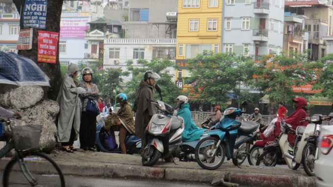 Thi tuyển v&agrave;o lớp 10: Phụ huynh đội mưa đưa con đi thi