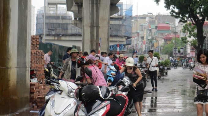 Mặc d&ugrave; trời mưa to nhưng nhiều phụ huynh quyết đợi con thi xong mới về.&nbsp;