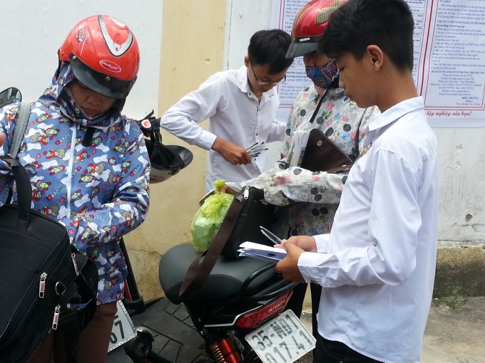 Học sinh vội v&atilde; trước giờ l&agrave;m thủ tục cho m&ocirc;n thi đầu ti&ecirc;n, m&ocirc;n thi Ngữ Văn.