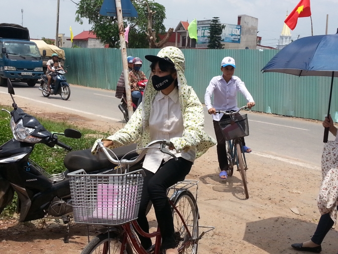 Nhiều th&iacute; sinh tự tin đến trường một m&igrave;nh.