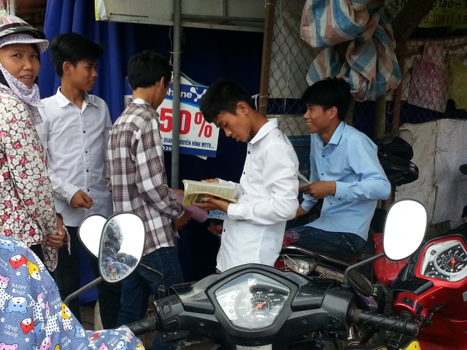 Th&iacute; sinh n&agrave;y tranh thủ &ocirc;n th&ecirc;m trước khi v&agrave;o thi.