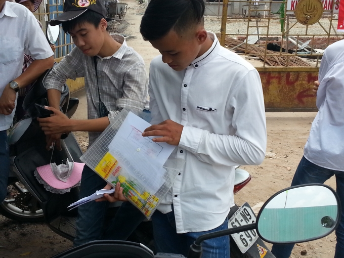 Kiểm tra giấy tờ, b&uacute;t trước khi v&agrave;o thi.