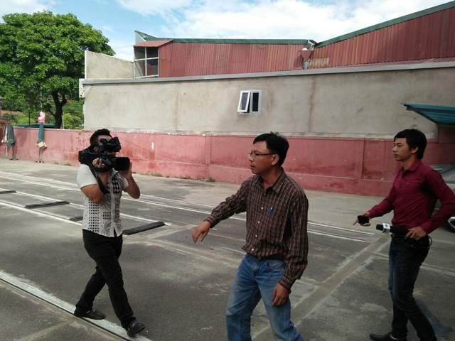 &Ocirc;ng Tuất đ&atilde; cản trở ph&oacute;ng vi&ecirc;n t&aacute;c nghiệp.