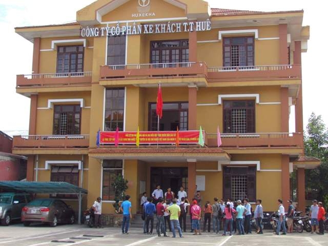 Nhiều t&agrave;i xế k&eacute;o đến&nbsp;C&ocirc;ng ty CP xe kh&aacute;ch Thừa Thi&ecirc;n Huế phản đối ch&iacute;nh s&aacute;ch của đơn vị n&agrave;y.