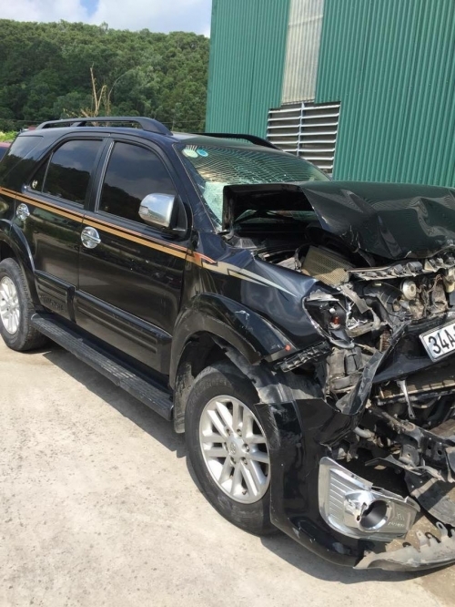 Toyota Fortuner bị đ&acirc;m n&aacute;t đầu.