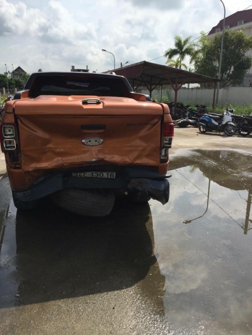 Xe b&aacute;n tải m&agrave;u v&agrave;ng cam bị hỏng phần đu&ocirc;i sau khi đ&acirc;m đối thủ.