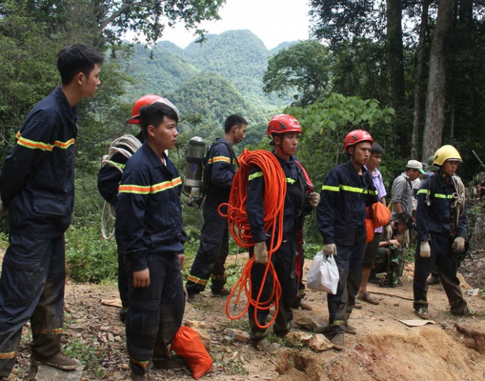 Lực lượng b&ecirc;n ngo&agrave;i cưa hang lu&ocirc;n sẵn s&agrave;ng t&aacute;c chiến.