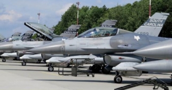 Hai máy bay chiến đấu F-16 của Mỹ đâm vào nhau, phi công thoát chết