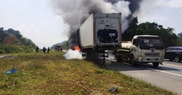 Những cú phanh gấp "chết người" khiến dàn lốp xe bốc cháy