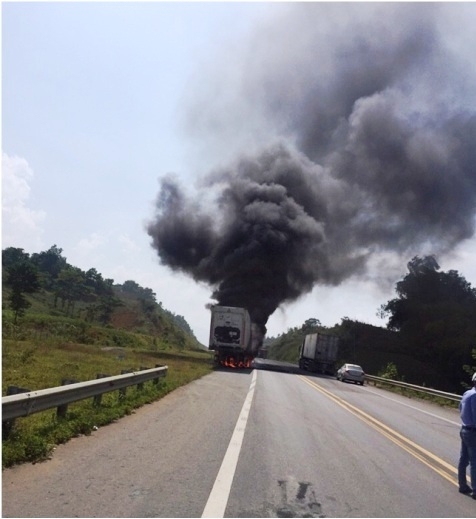 C&uacute; phanh miết đường khiến d&agrave;n lốp ph&iacute;a sau xe container bốc ch&aacute;y (Ảnh:&nbsp;otofun.net).