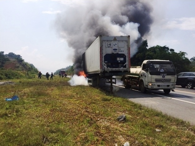 Đội Vận h&agrave;nh Bảo tr&igrave; số 2 thuộc C&ocirc;ng ty cổ phần Dịch vụ đường cao tốc Việt Nam (VECS) đ&atilde; c&oacute; mặt kịp thời (Ảnh:&nbsp;otofun.net).