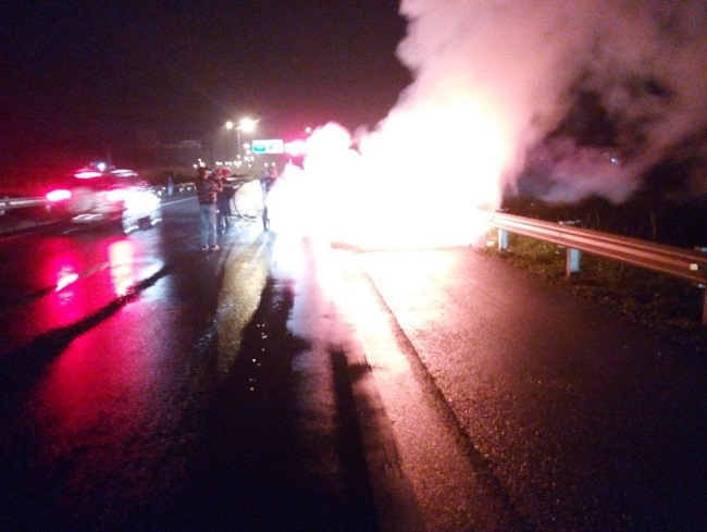 Hiện trường vụ ch&aacute;y xe thứ 2 trong đ&ecirc;m 25/1 tại Km&nbsp;54+200 (Ảnh:&nbsp;http://vec-om.com.vn).