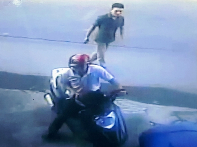 Hai đối tượng v&agrave;o đặt mua sen v&ograve;i INAX được camera ghi lại.(ảnh do gia đ&igrave;nh anh Lưu Văn Dương cung cấp).