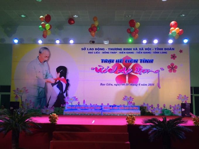 S&acirc;n khấu trại h&egrave;.