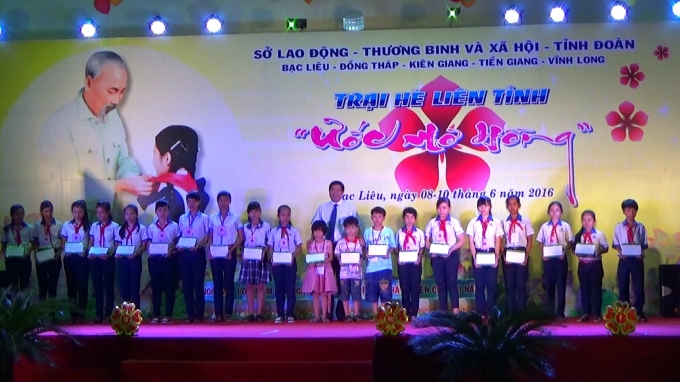 C&aacute;c em thanh thiếu ni&ecirc;n nhận qu&agrave; tặng từ l&atilde;nh đạo.