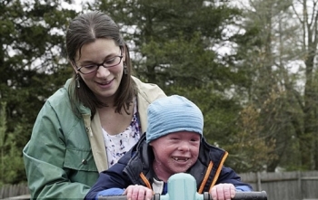 Mắc phải căn bệnh lạ, cậu bé sẽ chết nếu không tắm 2 lần một ngày