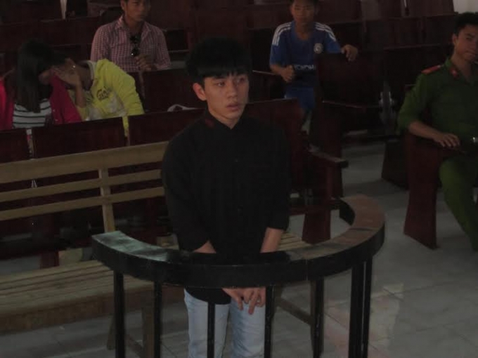 Bị c&aacute;o Phan Đình H&acirc;̣u trước v&agrave;nh m&oacute;ng ngựa.