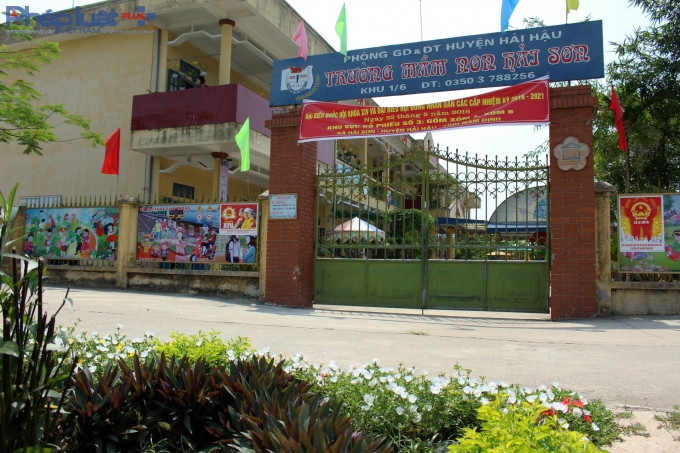 Những l&uacute;c trời m&aacute;t, c&aacute;c em mầm non được c&ocirc; gi&aacute;o cho đi dạo b&ecirc;n đường.