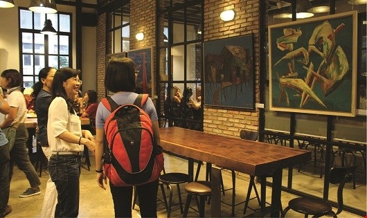 Đem tranh ra&hellip; qu&aacute;n c&agrave; ph&ecirc;