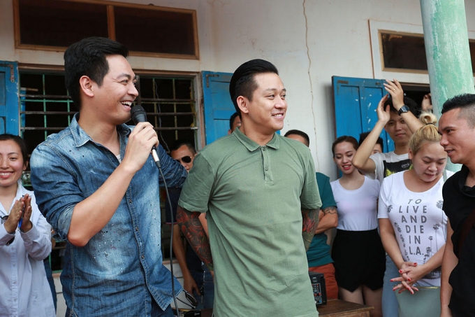 Ca sĩ Tuấn Hưng c&ugrave;ng với nhạc sĩ T&uacute; Dưa, MC Phan Anh, nh&oacute;m Oplus đ&atilde; đến tận nơi trao qu&agrave; cho b&agrave; con ngư d&acirc;n.