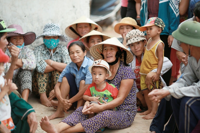 Ca sĩ Tuấn Hưng v&agrave; MC Phan Anh trực tiếp trao qu&agrave; cho hơn 500 hộ d&acirc;n ở Quảng B&igrave;nh