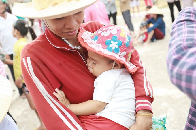 Tuấn Hưng đ&atilde; tr&ograve; chuyện với b&agrave; con để hiểu hơn về cuộc sống của người d&acirc;n nơi đ&acirc;y.