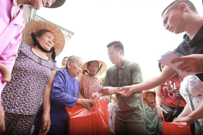 Ca sĩ Tuấn Hưng v&agrave; MC Phan Anh trực tiếp trao qu&agrave; cho hơn 500 hộ d&acirc;n ở Quảng B&igrave;nh