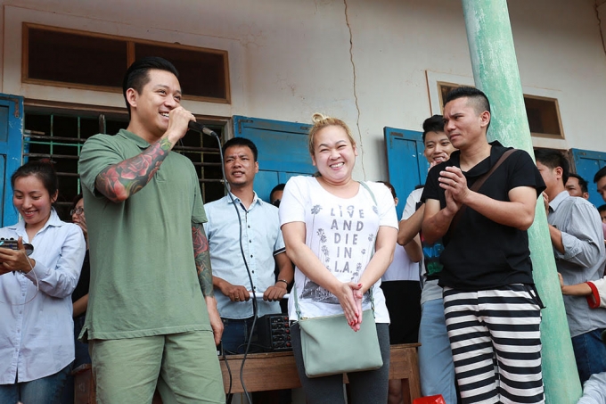 Ca sĩ Tuấn Hưng v&agrave; MC Phan Anh trực tiếp trao qu&agrave; cho hơn 500 hộ d&acirc;n ở Quảng B&igrave;nh