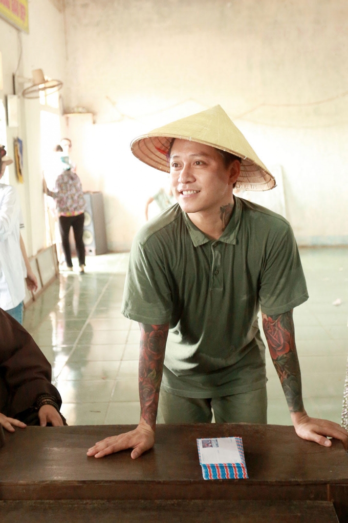 Tuy đường d&agrave;i đi lại mệt mọi, nhưng nụ cười lu&ocirc;n hiện hữu tr&ecirc;n m&ocirc;i anh c&ugrave;ng c&aacute;c th&agrave;nh vi&ecirc;n trong đo&agrave;n.