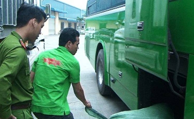 Lực lượng chức năng kiểm tra, bắt giữ số lượng lớn mỡ lợn kh&ocirc;ng r&otilde; nguồn gốc xuất xứ.