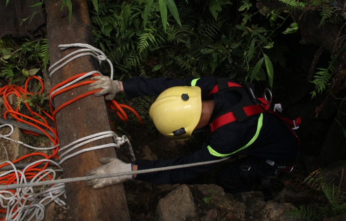 Bằng sự nỗ lực kh&ocirc;ng ngừng của lực lượng cứu hộ, thi thể nạn nh&acirc;n thứ 2 l&agrave; anh Kh&agrave; Văn Huyền (tr&uacute; tại x&atilde; P&ugrave; Bin, huyện Mai Ch&acirc;u, tỉnh H&ograve;a B&igrave;nh) đ&atilde; được đưa ra khỏi hang Nước. (Ảnh: Nguyệt Sinh)