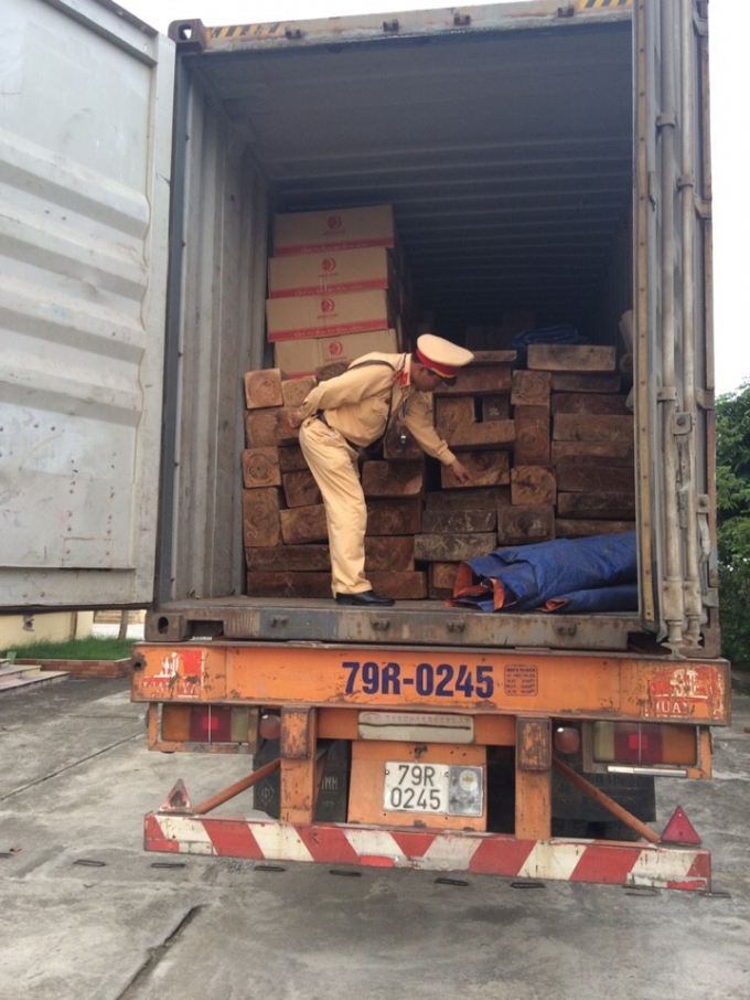 Lực lượng chức năng kiểm tra l&ocirc; h&agrave;ng.