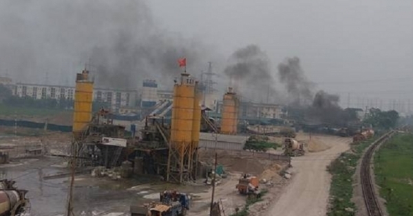 Hàng chục hộ dân tòa nhà HH2D kêu cứu từng ngày vì phải ăn cơm "trộn khói bụi"