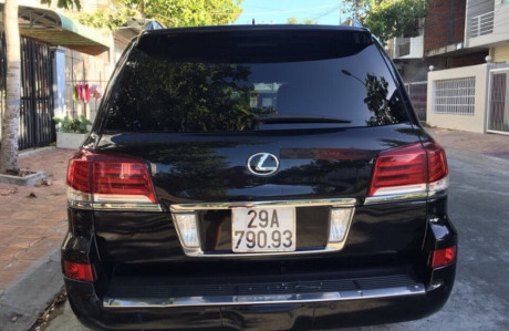 Chiếc xe Lexus từng mang biển số xanh của Hậu Giang 95A-0699 đ&atilde; được thay lại biển số trắng - Ảnh: H.T.D.