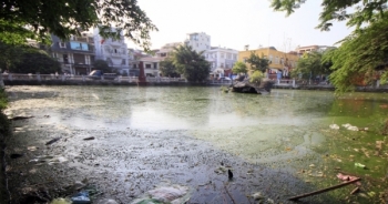 Hà Nội: Hồ lớn nhỏ tràn ngập rác, bốc mùi hôi thối