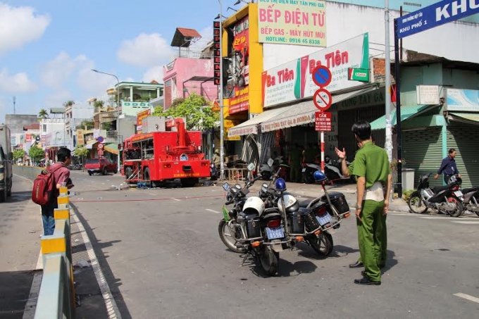 Cơ quan chức năng kh&aacute;m nghiệm hiện trường.