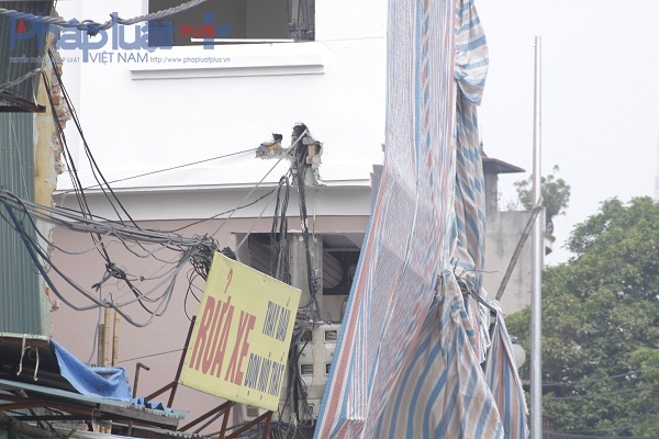 &nbsp;Phần mặt trước của ng&ocirc;i nh&agrave; đ&atilde; được chủ nh&acirc;n che kỹ để kh&ocirc;ng bị lộ. Ảnh: Như Trường.