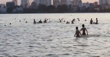 Hồ Tây "bãi tắm" tự phát tiềm ẩn nhiều rủi ro