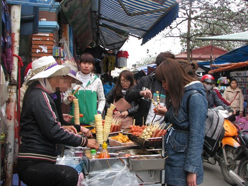 Một qu&aacute;n ăn vặt thu h&uacute;t c&aacute;c bạn trẻ. Ảnh: minh họa