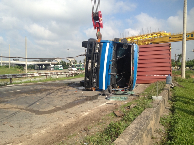 Chiếc container gặp nạn l&uacute;c s&aacute;ng.