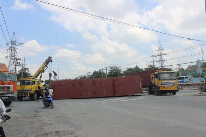 Đến trưa th&igrave; tiếp tục bị lật.