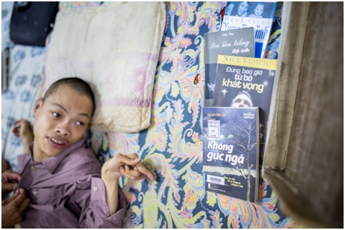 S&aacute;ch l&agrave; người bạn đồng h&agrave;nh của anh Cừ.