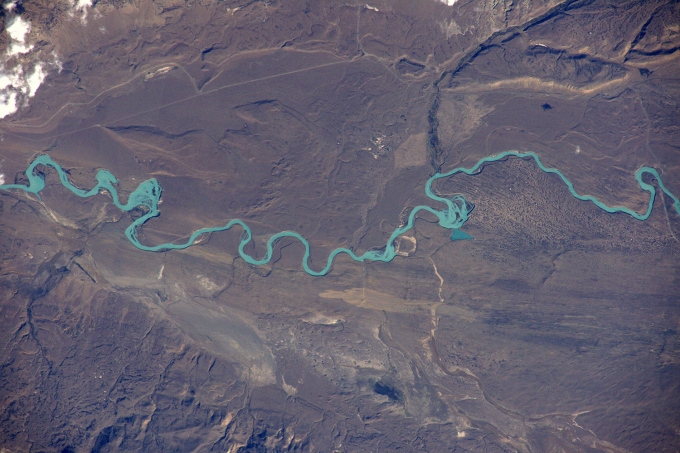 Nước s&ocirc;ng chảy ra từ c&aacute;nh đồng băng Patagonia. (Ảnh: NASA)
