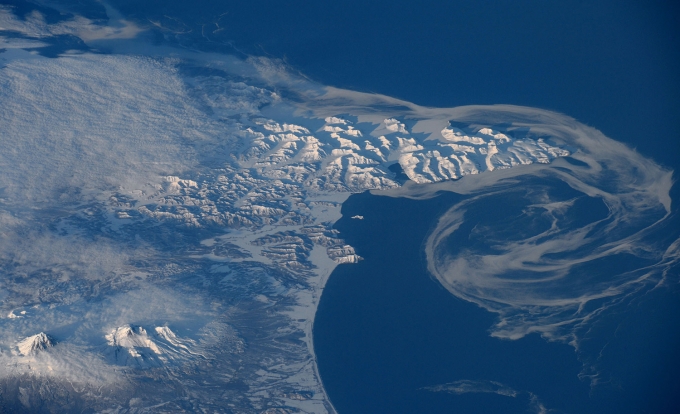 Băng ở Biển Bering tan chảy dọc theo bờ biển nước Nga. (Ảnh: NASA)